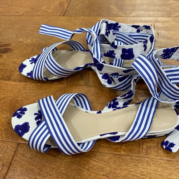 NWOT CABI blue and white watercolor floral and stripe tied up sandal size 9.5 - Picture 5 of 7